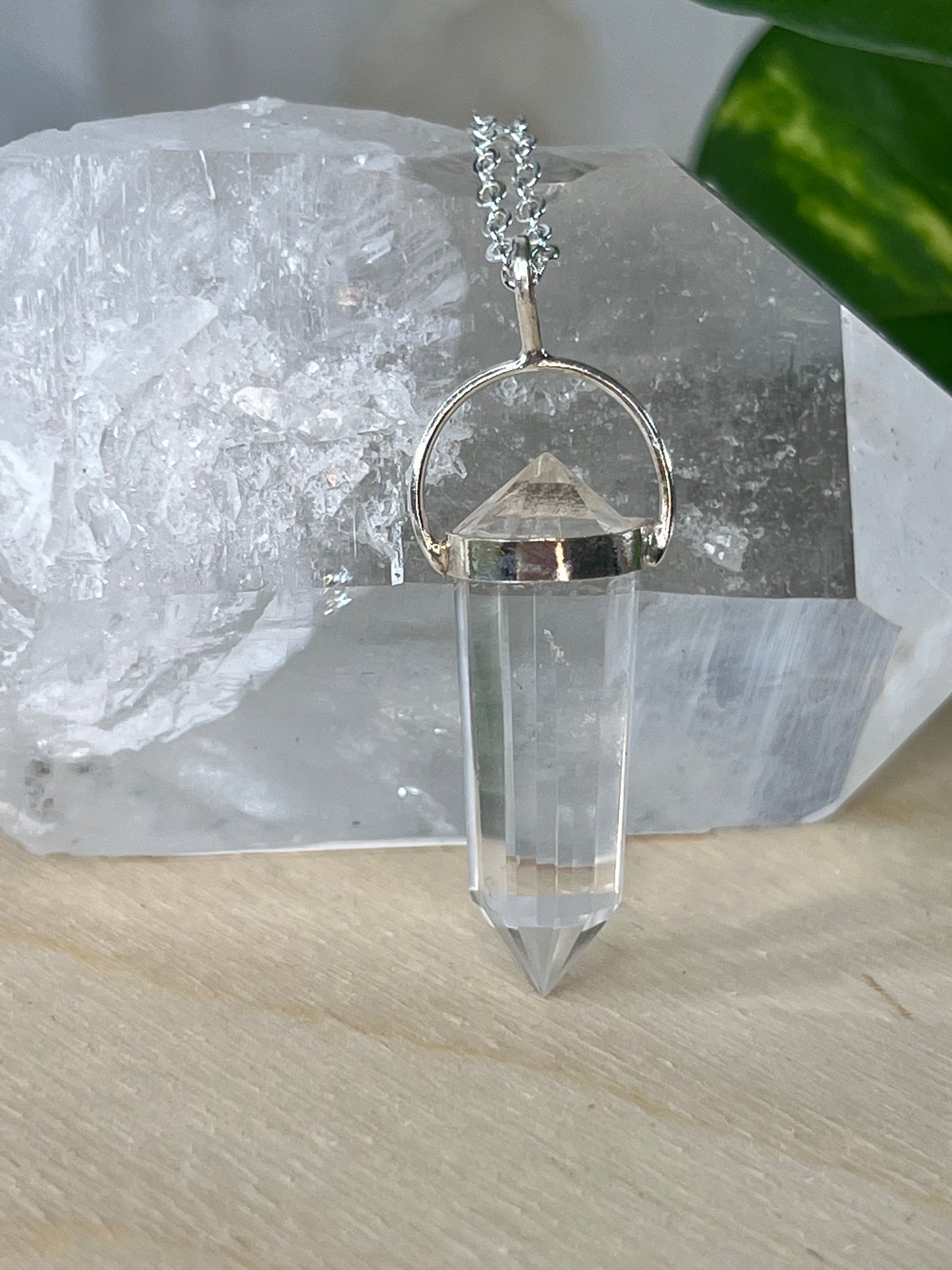 Vogel-quartz-pendant